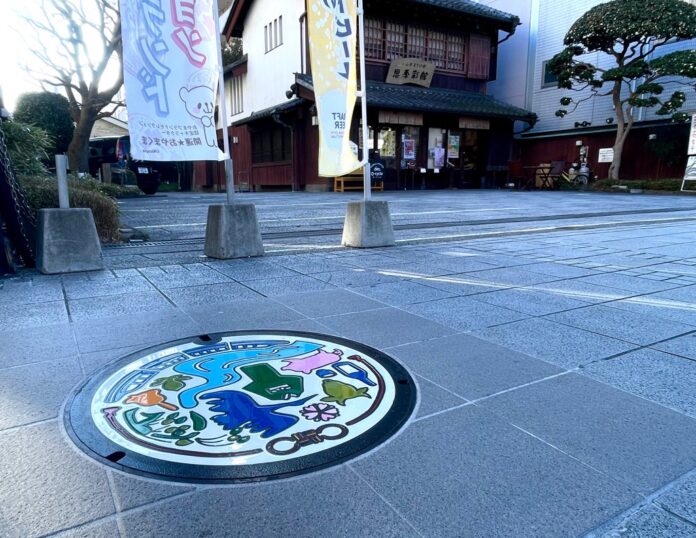 Tapa de alcantarilla decorada con motivos locales en Oyama, prefectura de Tochigi, Japón